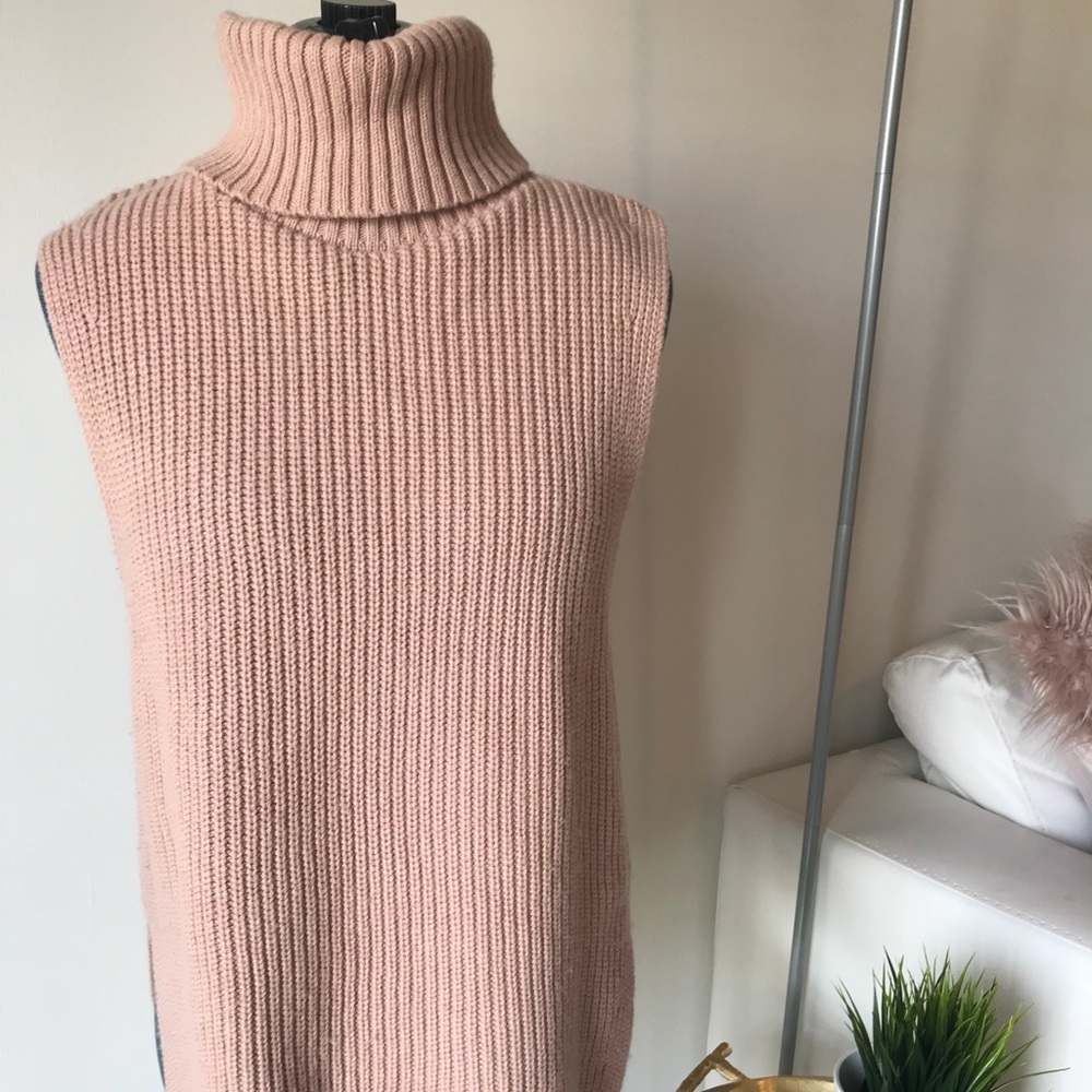 Uniqlo Knit Sleeveless Turtleneck